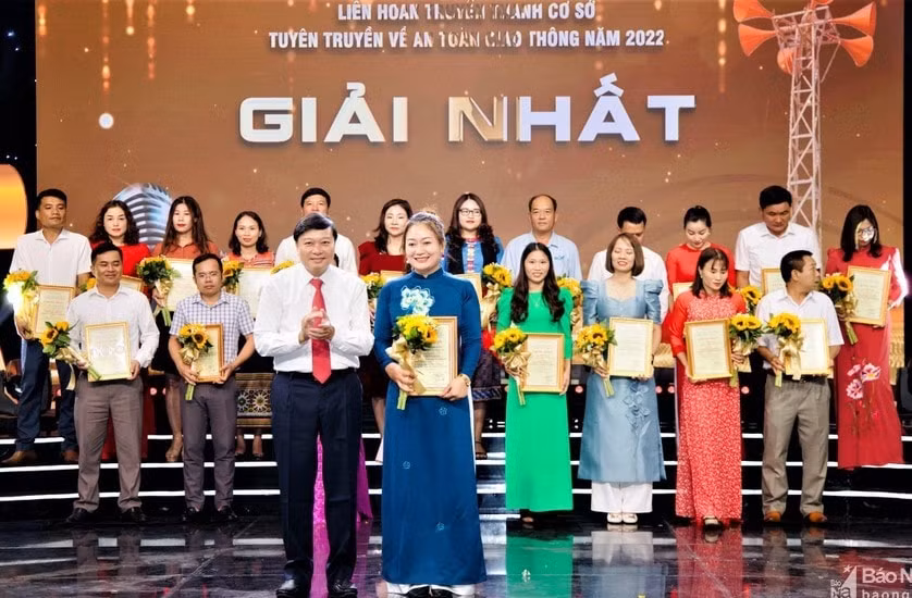 trao 21 tac pham dat giai tai lien hoan truyen thanh co so tuyen truyen ve atgt tinh nghe an hinh 1