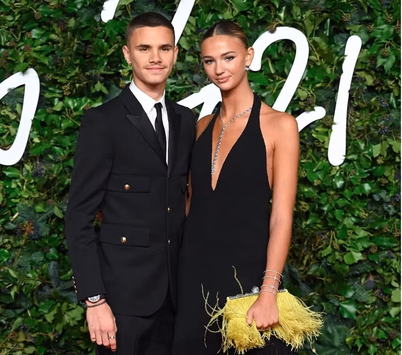romeo beckham dang tai hinh anh ban gai moi hinh 2