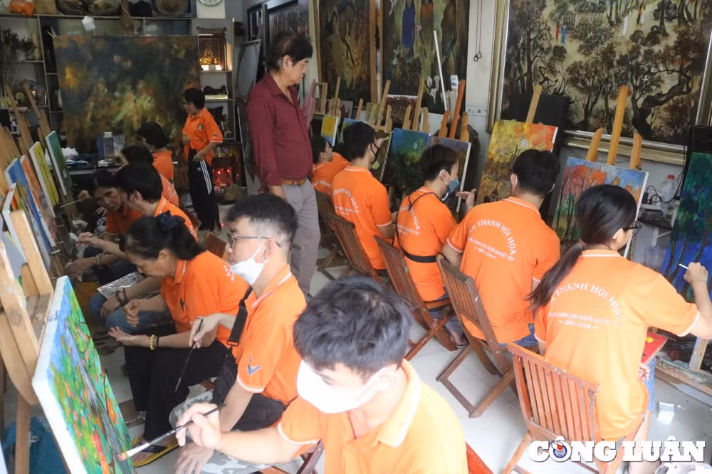 net dep o lop hoi hoa danh cho nguoi khong noi khong nghe dung sac mau de ke chuyen hinh 1