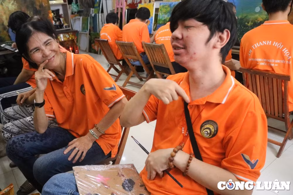 net dep o lop hoi hoa danh cho nguoi khong noi khong nghe dung sac mau de ke chuyen hinh 3