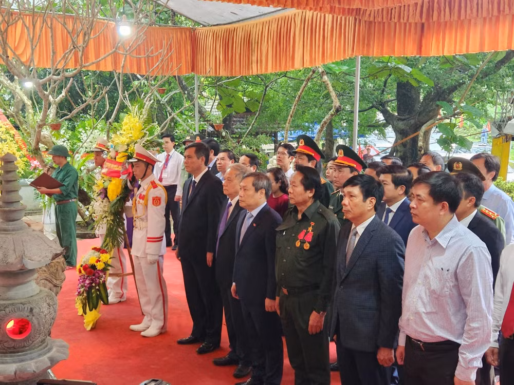 le tuong niem 50 nam ngay hy sinh cac anh hung liet sy tai hang tam tnxp va duong 20 quyet thang hinh 1