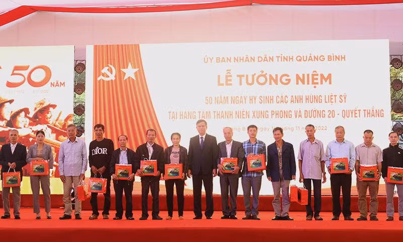le tuong niem 50 nam ngay hy sinh cac anh hung liet sy tai hang tam tnxp va duong 20 quyet thang hinh 4