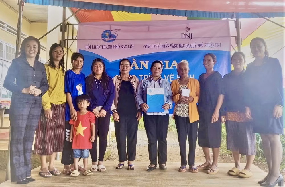 ban giao nhieu cong trinh nha ve sinh cho dong bao dtts o lam dong hinh 1