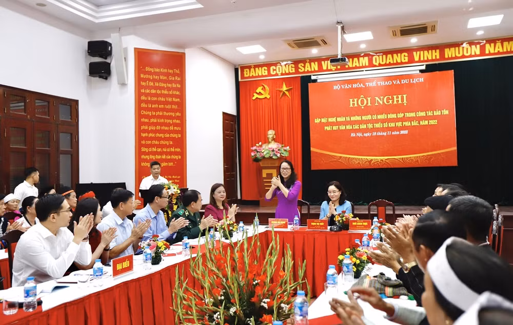 gap mat nghe nhan va nguoi co nhieu dong gop trong bao ton phat huy van hoa cac dtts khu vuc phia bac hinh 1