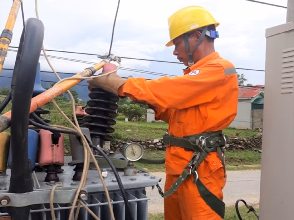 evnnpc dam bao cung cap dien an toan lien tuc phuc vu phat trien kinh te xa hoi trong thang 10 hinh 1