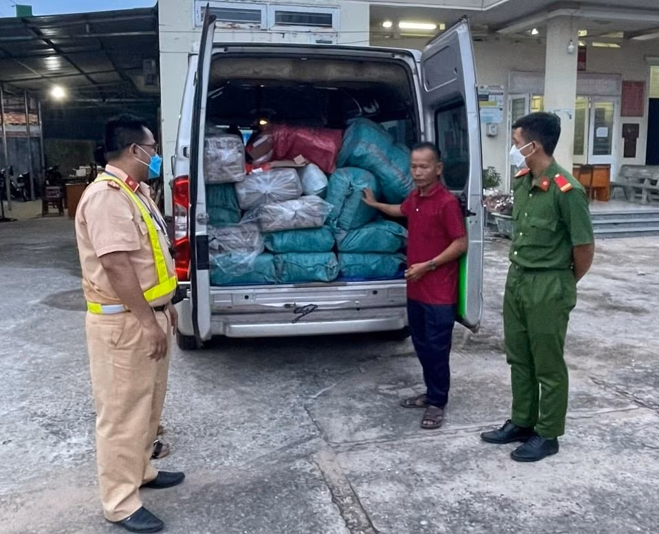 bat giu xe khach van chuyen gan 300kg phao lau hinh 1