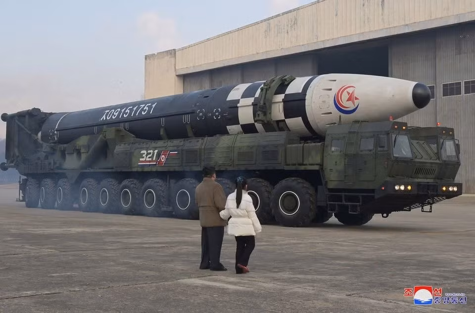 ong kim jong un tiet lo con gai trong vu phong ten lua xuyen luc dia hinh 2