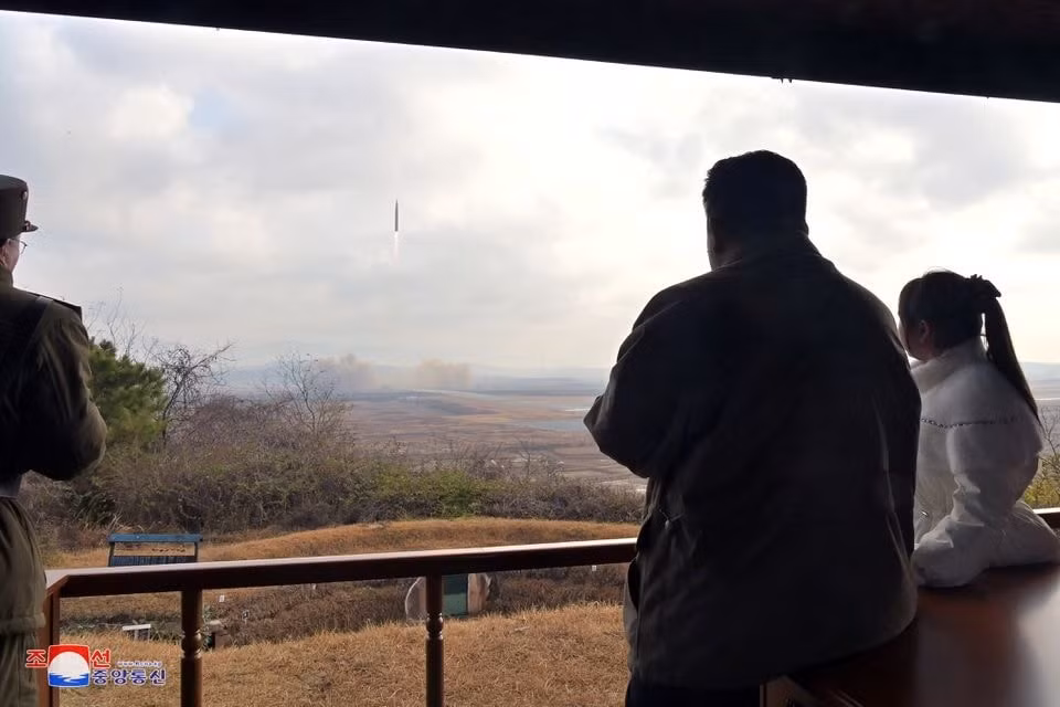 ong kim jong un tiet lo con gai trong vu phong ten lua xuyen luc dia hinh 5