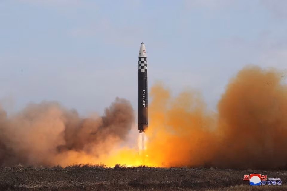 ong kim jong un tiet lo con gai trong vu phong ten lua xuyen luc dia hinh 4