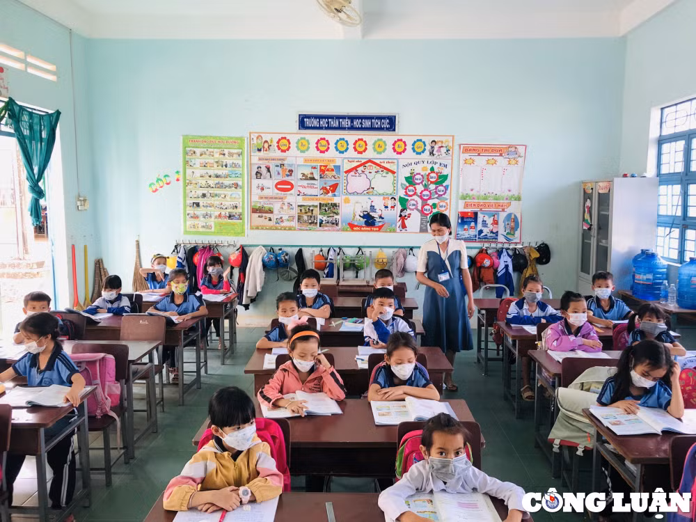 gia lai chuyen ve co giao tre tan tam voi nghe nang long voi hoc sinh vung kho hinh 1