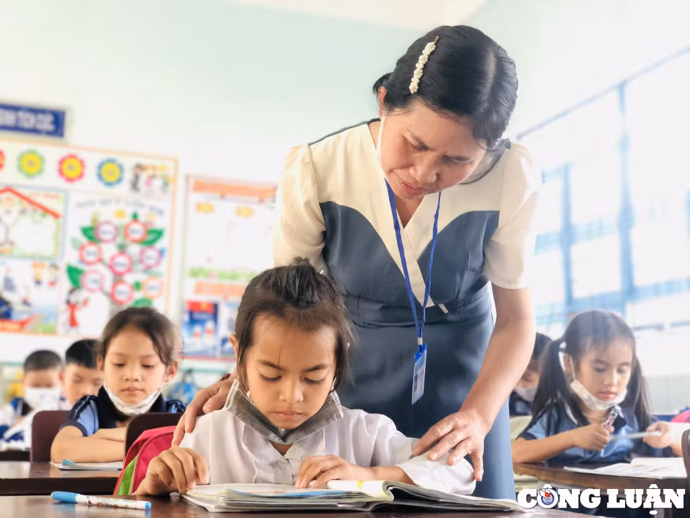 gia lai chuyen ve co giao tre tan tam voi nghe nang long voi hoc sinh vung kho hinh 4