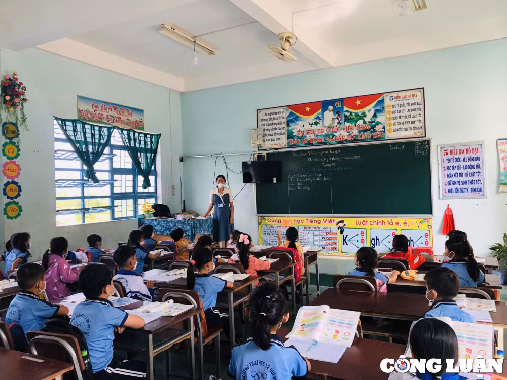 gia lai chuyen ve co giao tre tan tam voi nghe nang long voi hoc sinh vung kho hinh 6