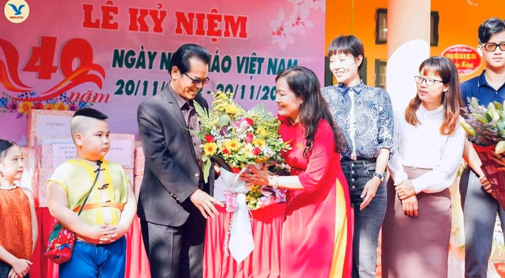 cam dong nhung mon qua thiet thuc ekip trang nhi danh tang thay co nhan dip 20 11 hinh 2