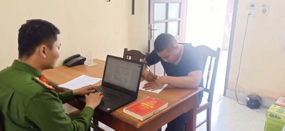 thanh hoa xuat hien clip mot hoc sinh bi danh lien tuc vao mat hinh 1