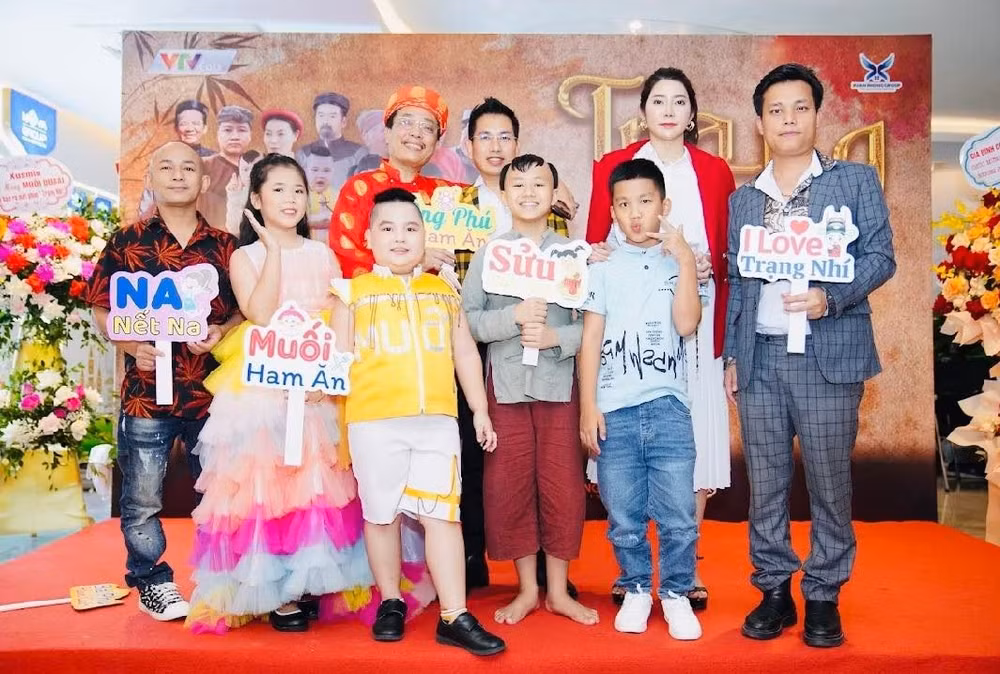 rung sao hoi tu tai buoi hop bao ra mat phim bom tan trang nhi hinh 1
