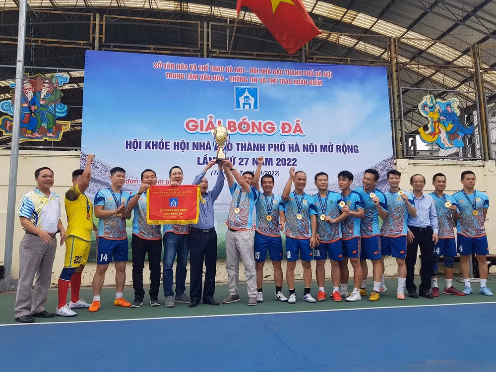 bao nha bao cong luan doat giai ba tai giai bong da hoi khoe hoi nha bao tp ha noi hinh 2