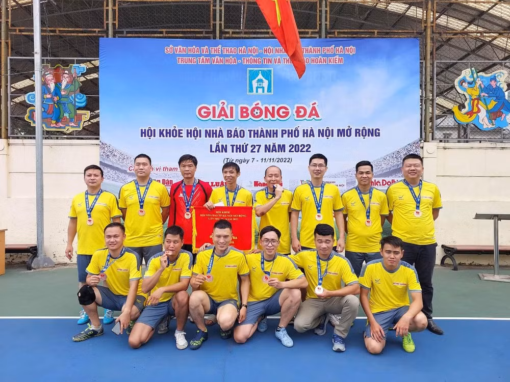bao nha bao cong luan doat giai ba tai giai bong da hoi khoe hoi nha bao tp ha noi hinh 1