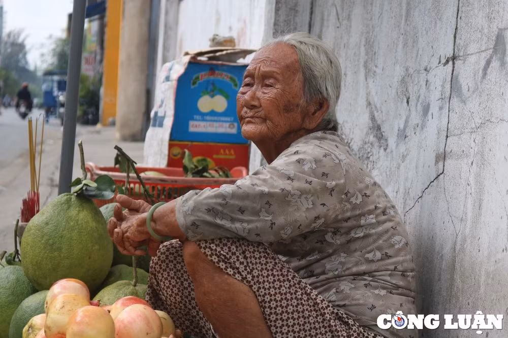 cu ba 92 tuoi ban trai cay le duong nuoi con tam than hinh 2