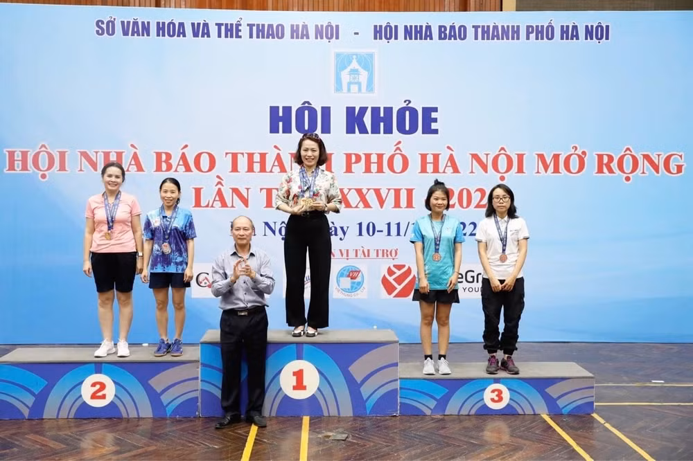 bao nha bao cong luan doat giai ba tai giai bong da hoi khoe hoi nha bao tp ha noi hinh 3