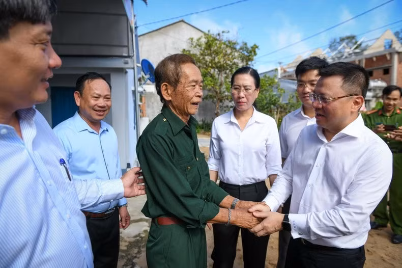 bao nhan dan trao tang 5 nha tinh nghia cho gia dinh chinh sach o quang ngai hinh 2