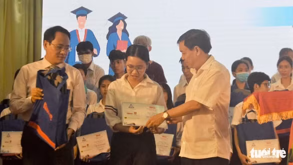 bao tuoi tre da trao hoc bong tiep suc den truong 2022 hinh 1