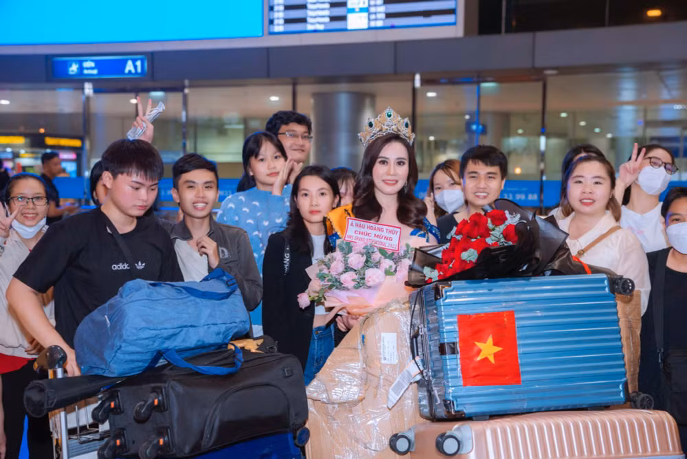 tan mrs grand international 2022 phan kim oanh rang ro ngay tro ve hinh 1