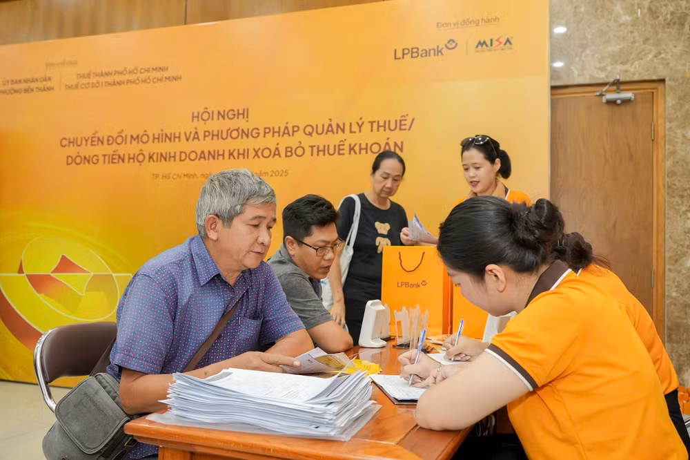 Trước nhu cầu chuyển đổi lớn của cộng đồng HKD/ tiểu thương, LPBank giới thiệu bộ giải pháp tài chính – công nghệ toàn diện hỗ trợ các “bài toán” cốt lõi của tiểu thương trong giai đoạn mới. Theo đó, LPBank sẽ cung cấp các khoản vay ưu đãi với quy trình đơn giản, giúp HKD/ tiểu thương nhanh chóng có nguồn lực để nâng cấp và mở rộng kinh doanh. Bên cạnh đó, để giúp HKD/tiểu thương quen với việc quản lý dòng tiền, LPBank trang bị bộ công cụ thanh toán số đơn giản như QRShop và Loa Lộc Phát. Đặc bi