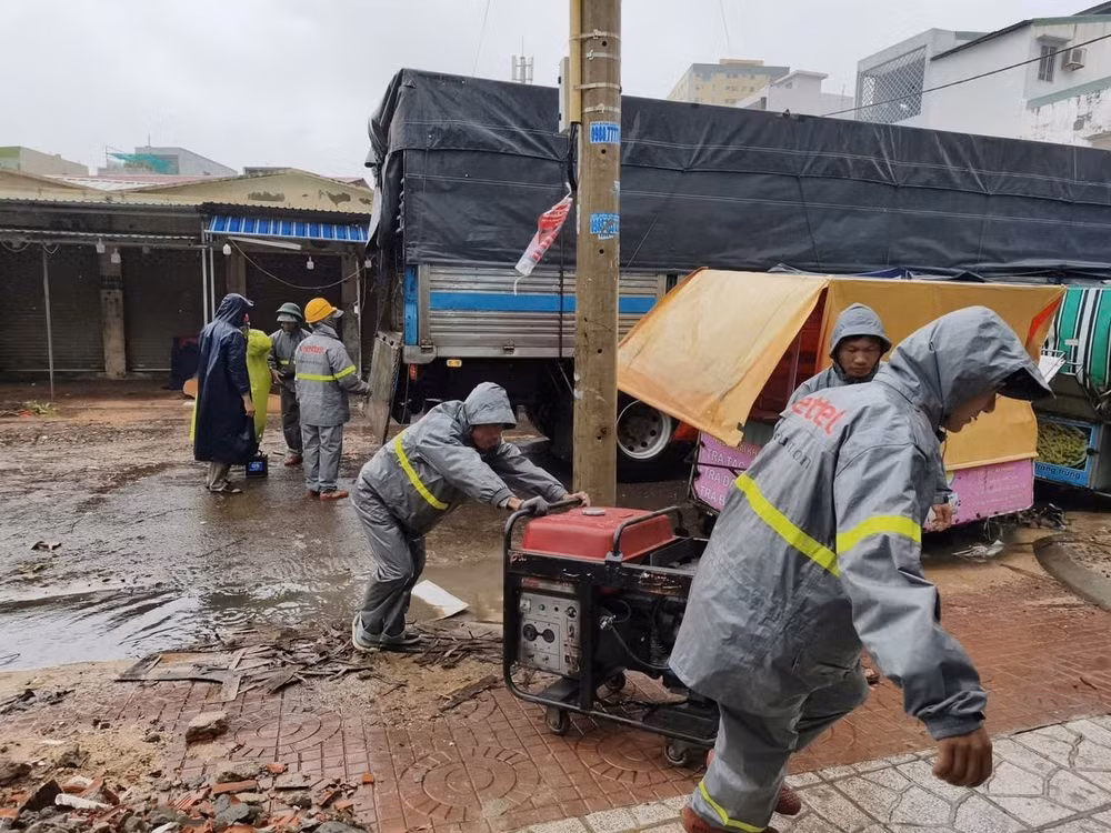 Nhân viên Viettel Gia Lai chuyển thiết bị đi cứu sóng