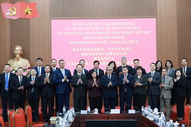 Ủy viên Bộ Chính trị, Bí thư Trung ương Đảng, Chủ tịch UBTƯ MTTQ Việt Nam Bùi Thị Minh Hoài và đại biểu hai nước tại buổi gặp mặt
