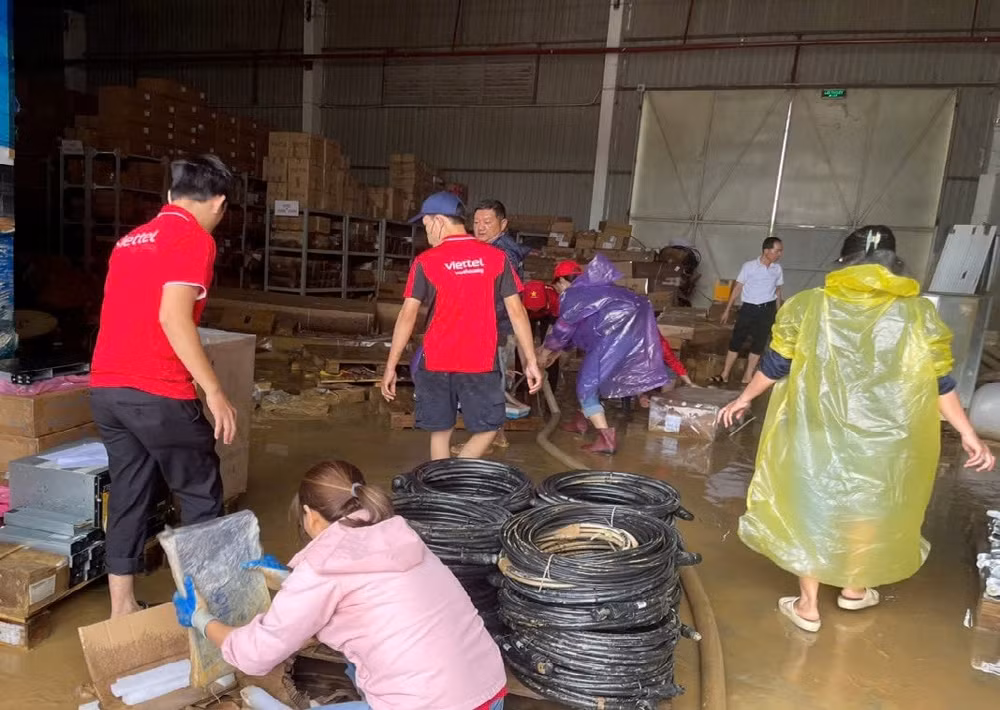 Kho vật tư của Viettel cũng bị ngập sâu hơn 1,5 m, cán bộ nhân viên tập trung dọn dẹp khi nước rút