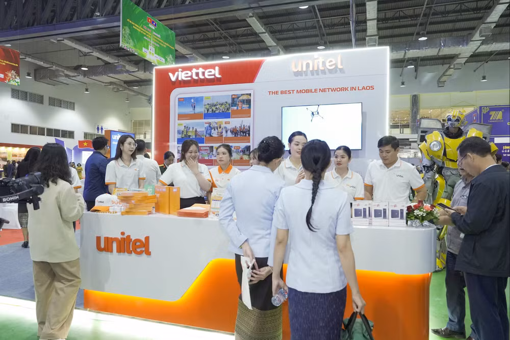 Hình ảnh gian hàng và khách đến tham quan, tìm hiểu sản phẩm, dịch vụ và nhận quà từ Viettel. 