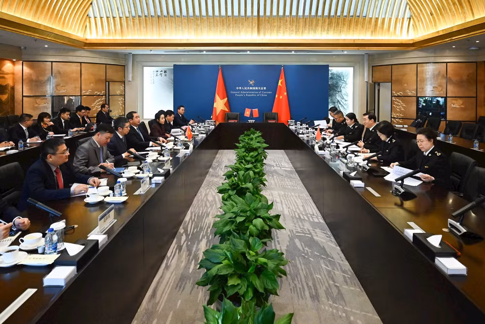 Bộ trưởng Trần Đức Thắng cùng đoàn công tác Bộ Nông nghiệp và Môi trường làm việc với Tổng Cục Hải quan Trung Quốc sáng 27/11. Ảnh: Tùng Đinh.
