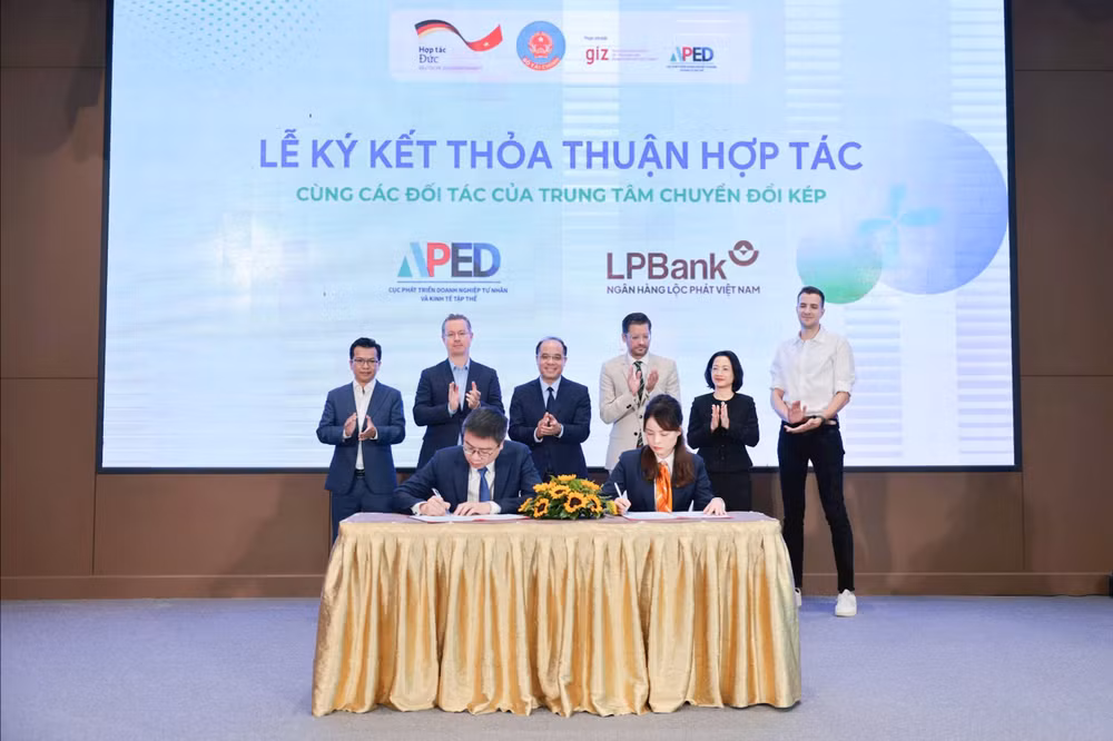 Anh 1 - LPBank ky ket voi APED