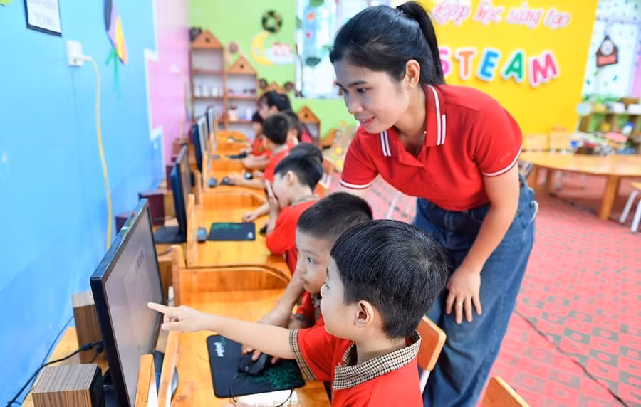 Học viên lớp tập huấn, đào tạo về hạ tầng số, trí tuệ nhân tạo, dữ liệu lớn và kỹ năng công nghệ thông tin năm 2025 của xã Chiêm Hoá, tỉnh Tuyên Quang thảo luận thực tế