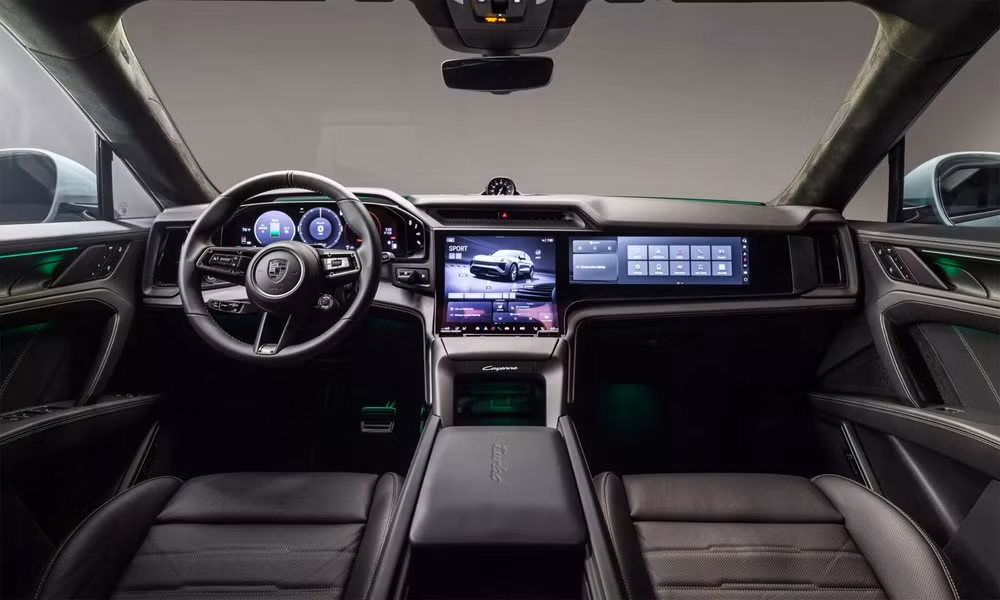 Porsche Cayenne EV có cả tùy chọn 3 màn hình, bao gồm màn hình cho ghế hành khách phía trước - Ảnh: Porsche