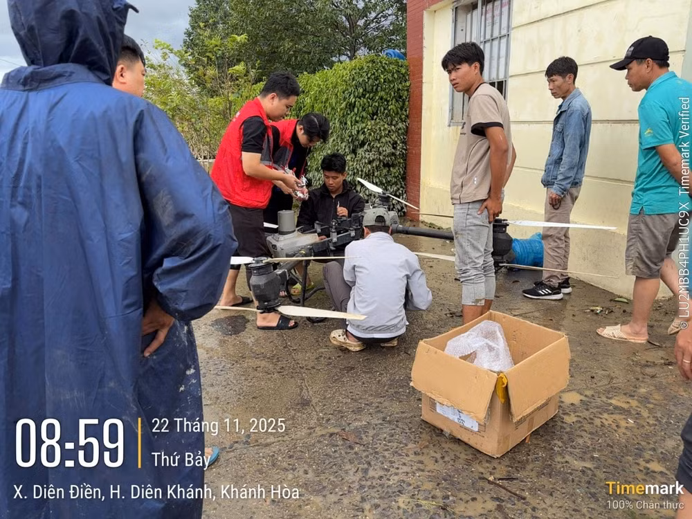 Viettel vận hành Drone chuyển hang cứu trợ cho bà con xã Diên Điền