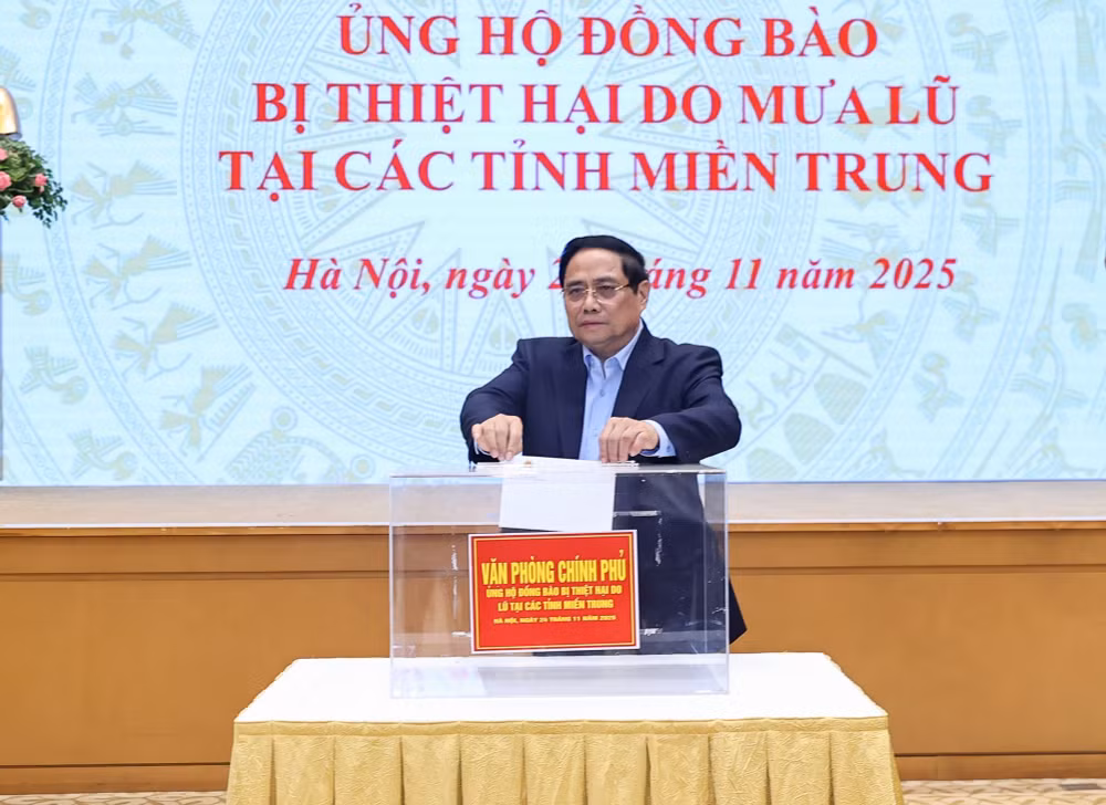 Thủ tướng Phạm Minh Chính cùng lãnh đạo Chính phủ và tập thể VPCP ủng hộ đồng bào vùng thiên tai- Ảnh 3.