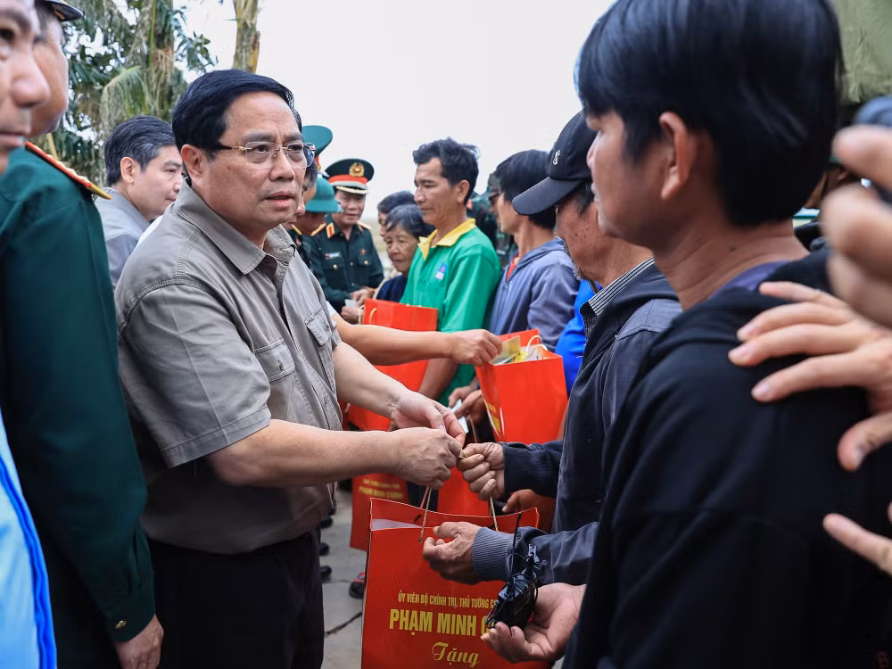 Thủ tướng thăm, động viên người dân tại 