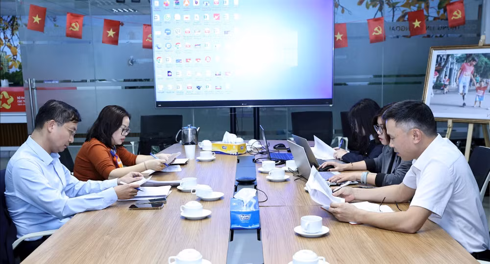 cac-thanh-vien-trong-tieu-ban-bao-dien-tu-giai-dien-hong-thao-luan-danh-gia-cac-tac-pham-tham-du.jpeg
