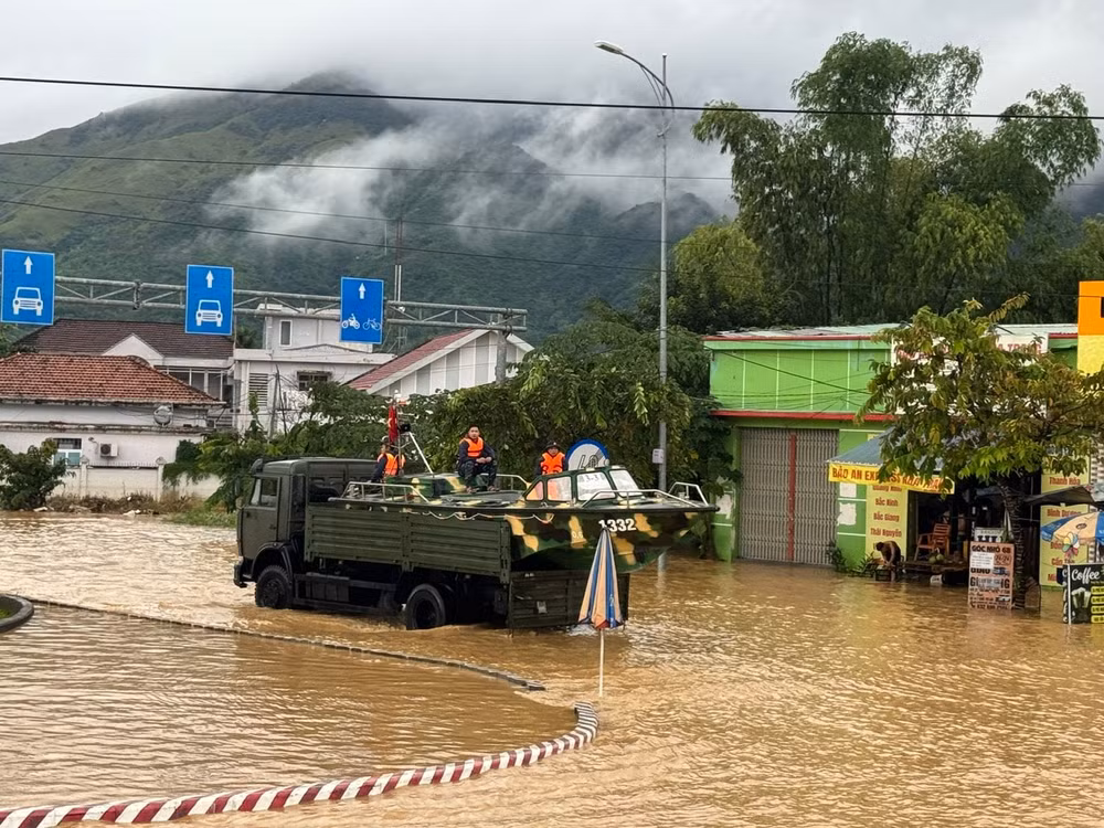 Phó Thủ tướng Hồ Quốc Dũng: Không để người dân kêu cứu trong đêm, bằng mọi cách tiếp cận vùng ngập sâu cứu dân- Ảnh 7.