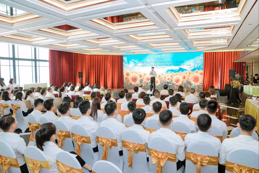 cac-su-kien-phat-trien-nang-luc-va-ra-mat-doi-ngu-can-bo-moi-chuan-bi-cho-nhung-buoc-tien-vung-chac-cua-tap-doan.jpg