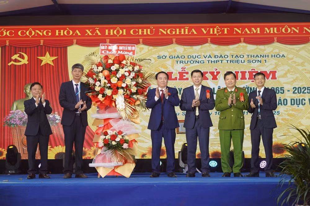Lãnh đạo xã Triệu Sơn (Thanh Hóa) tặng hoa chúc mừng nhân dịp 60 năm thành lập trường THPT Triệu Sơn 1.