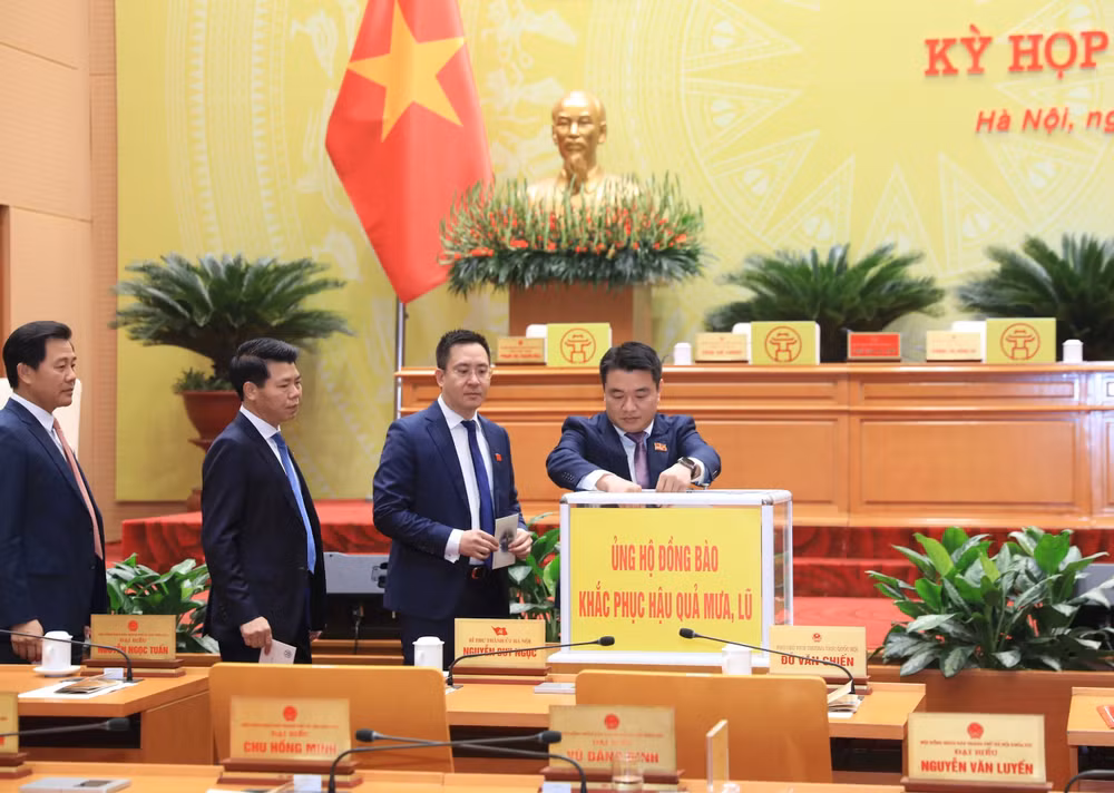 Các đại biểu quyên góp ủng hộ đồng bào bị thiên tai