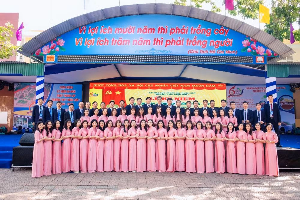 Tập thể cán bộ, giáo viên, nhân viên và người lao động Trường THPT Triệu Sơn 1.