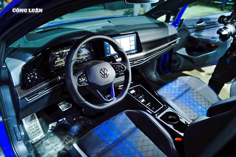 Thiết kế khoang lái phiên bản hiệu suất cao VW Golf R.