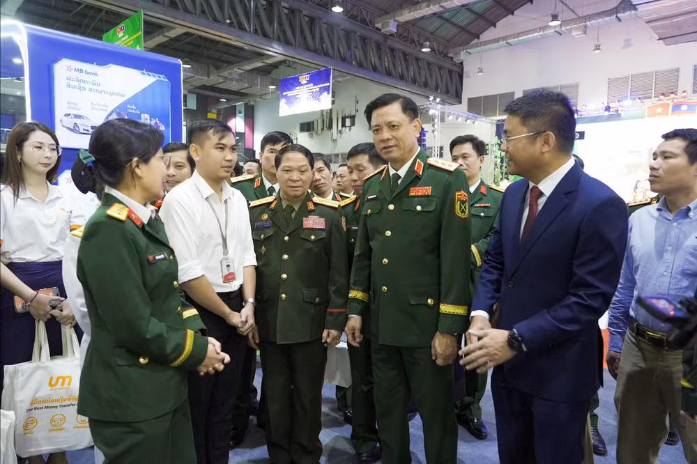 Thượng tướng Nguyễn Trường Thắng, Ủy viên Trung ương Đảng, Thứ trưởng Bộ Quốc phòng tham quan gian hàng của Viettel tại hội chợ. 
