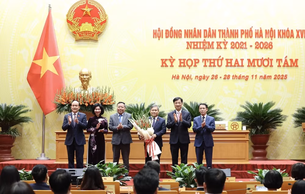 Lãnh đạo thành phố Hà Nội tặng hoa chúc mừng tân Chủ tịch UBND thành phố Vũ Đại Thắng.