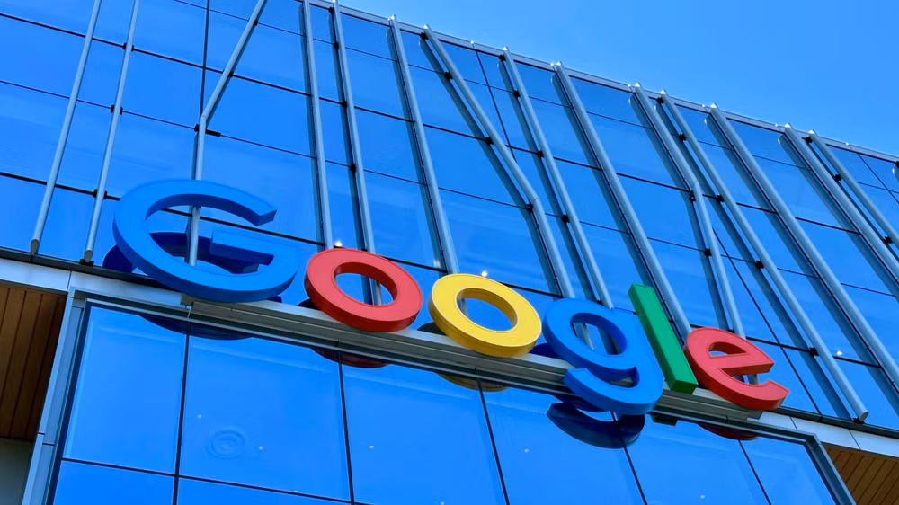 logo của Google được hiển thị trên mặt bên của một tòa nhà