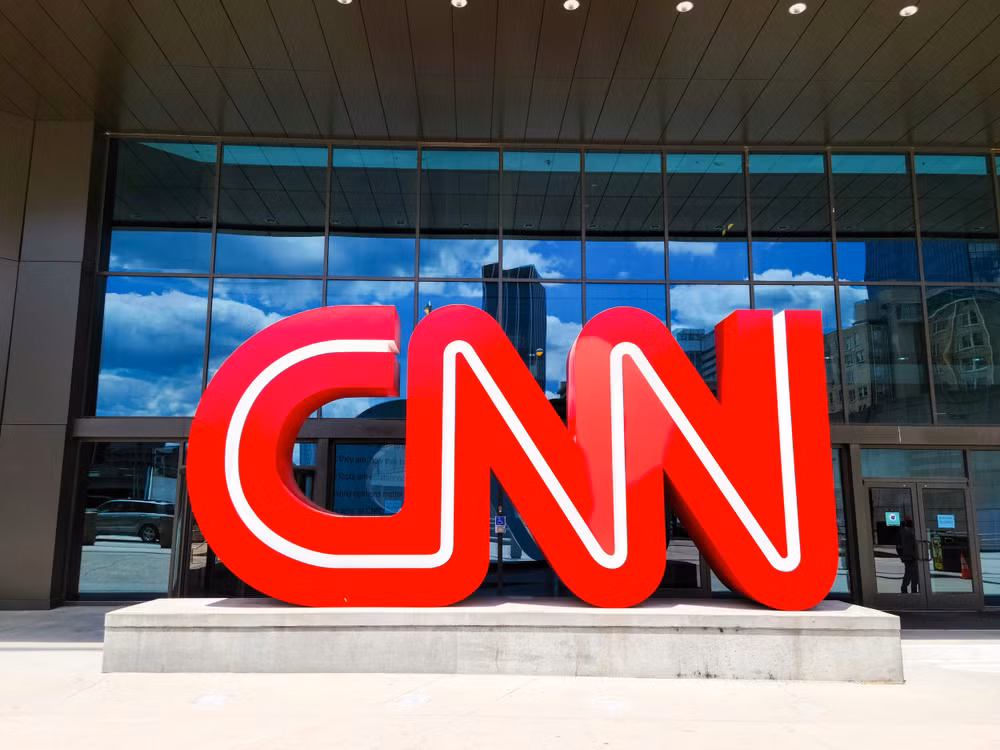 logo cnn được hiển thị ở phía trước một tòa nhà