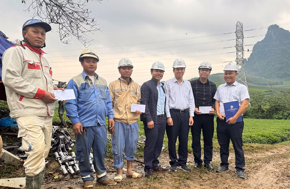 Chủ tịch Công đoàn EVNNPT Trịnh Tuấn Sơn tặng quà động viên các đơn vị tham gia thi công cụm dự án